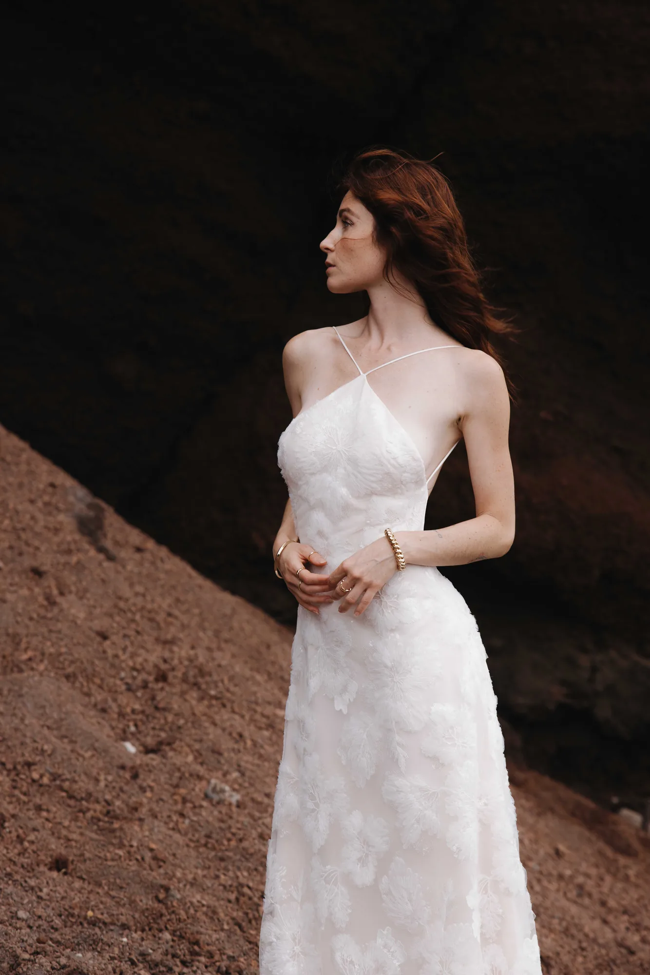 Robe MELTEM04 dans une grotte, buste cintré et col halter
