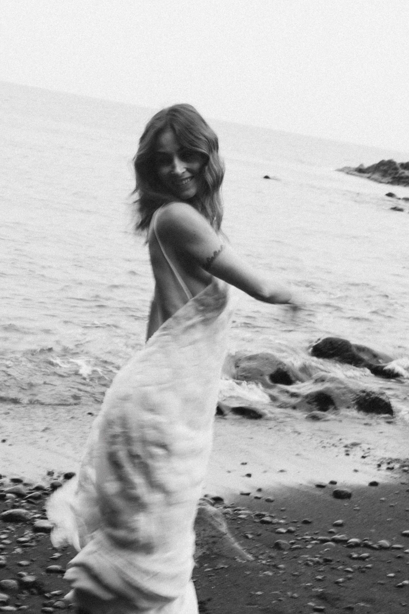 Robe MELTEM04 en mouvement sur la plage, en noir et blanc