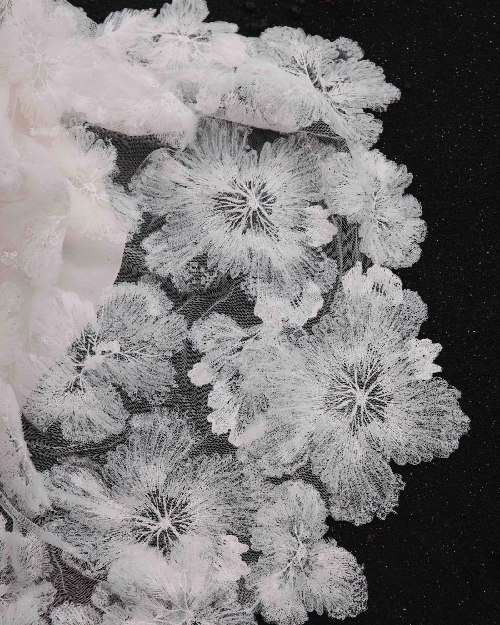 Fleurs de tulle brodé appliquées à la main sur la traîne de la robe MELTEM04