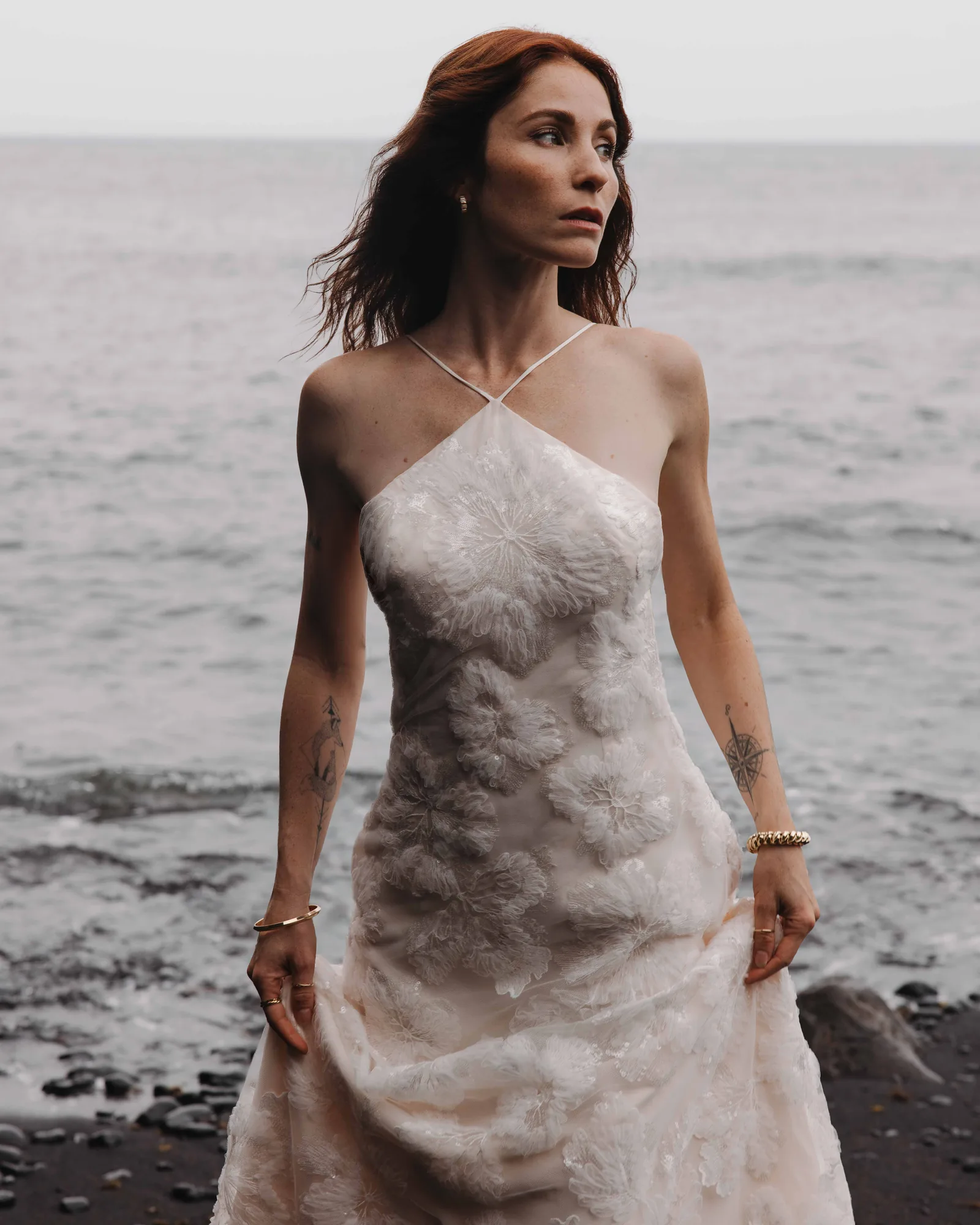 Robe MELTEM04 en tulle brodé et pailleté, col halter croisé, portée face à la mer