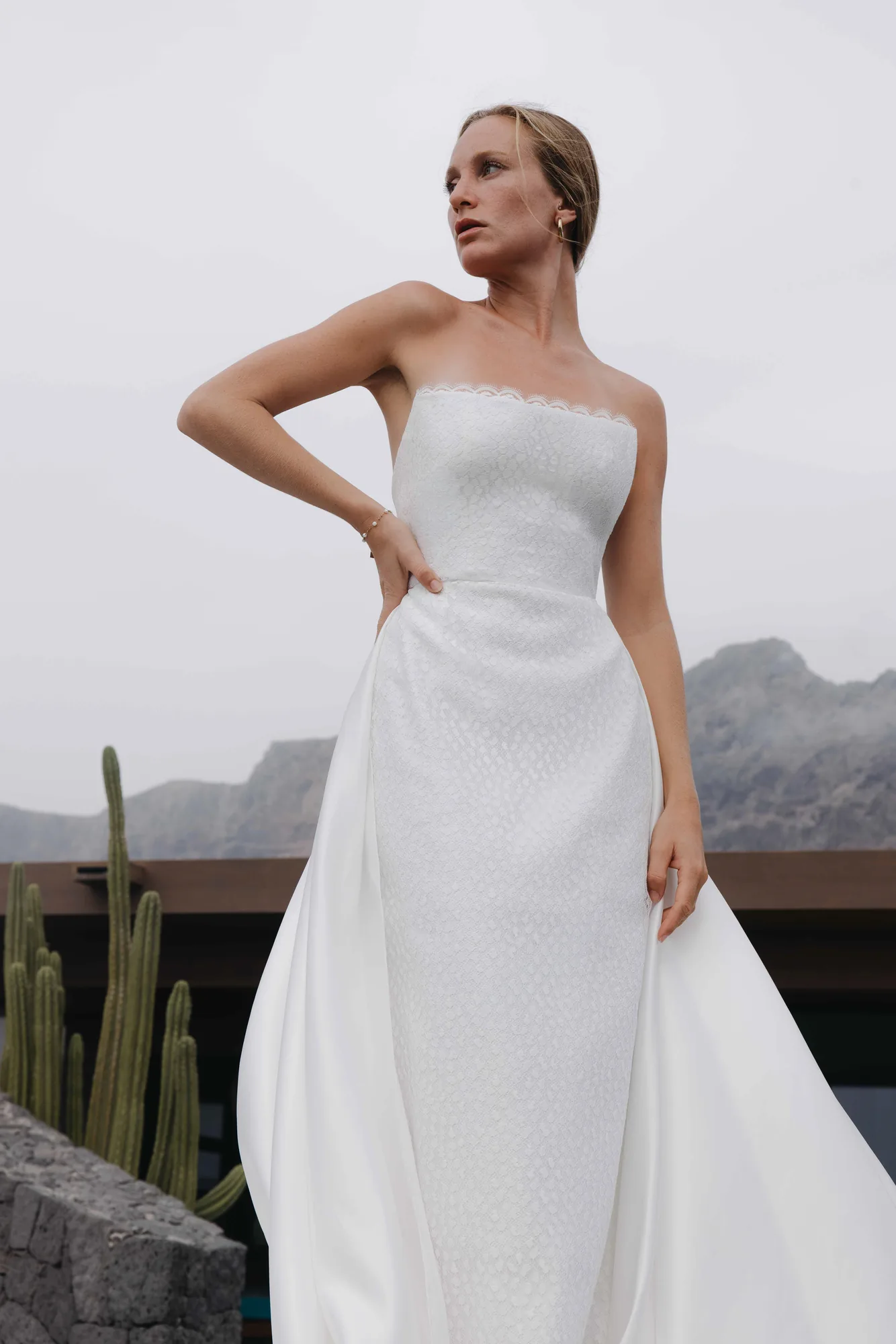 Robe bustier MELTEM10, main sur la hanche, surjupe en satin duchesse aux plis structurés