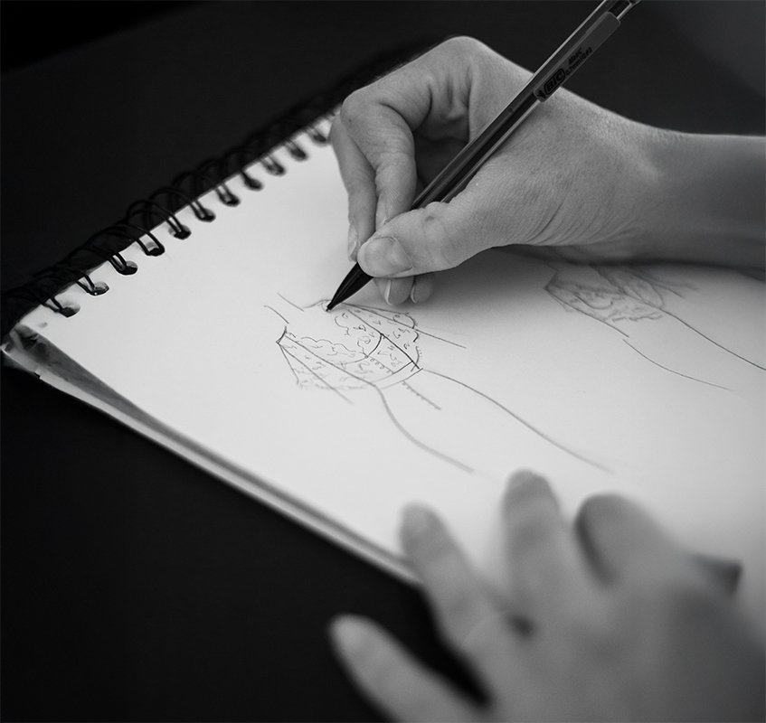 Croquis lors de la création d'une robe de mariée sur mesure